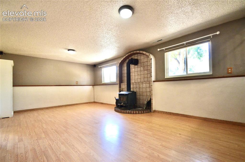Image 17 of 20: Living Room