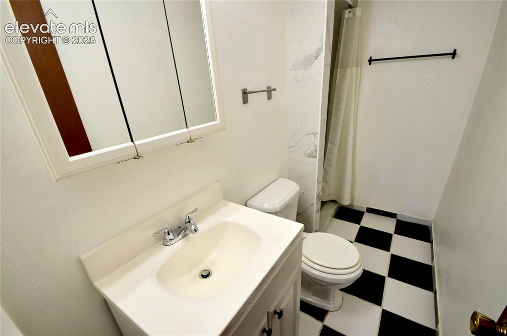 Image 19 of 20: Bathroom