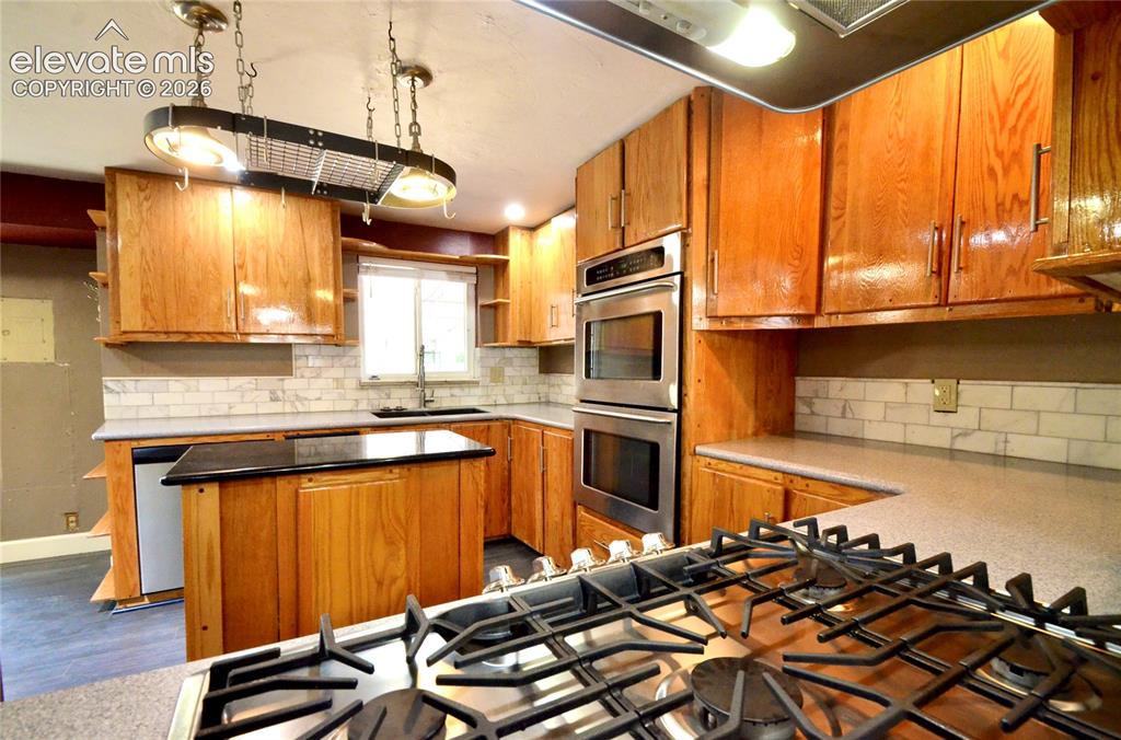 Image 3 of 20: Kitchen