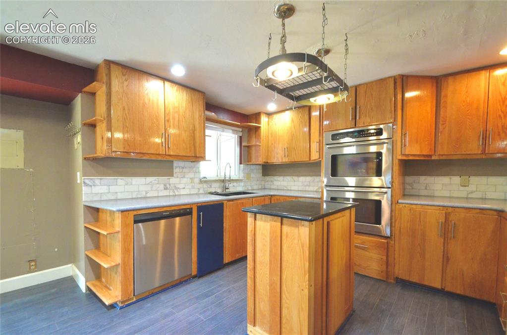 Image 4 of 20: Kitchen