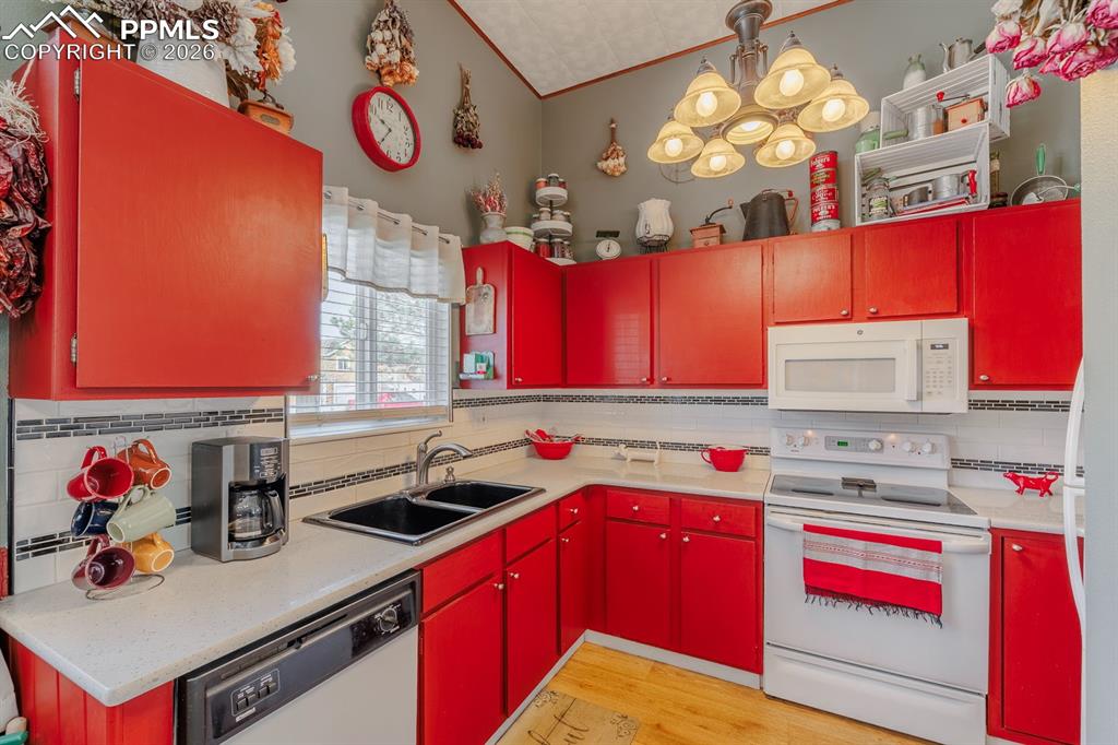 Image 14 of 36: Kitchen