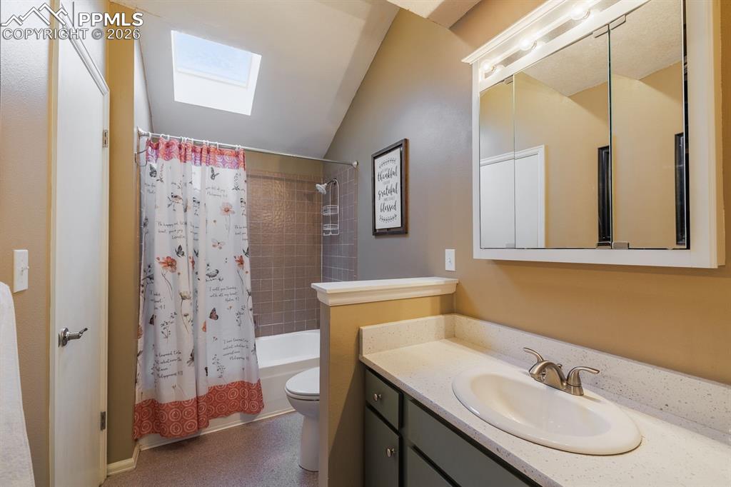 Image 23 of 36: Bathroom