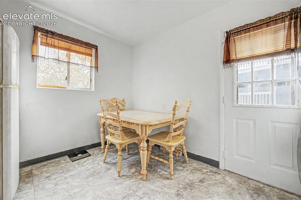 Image 11 of 31: Unit 4435 kitchen pic 2/dining