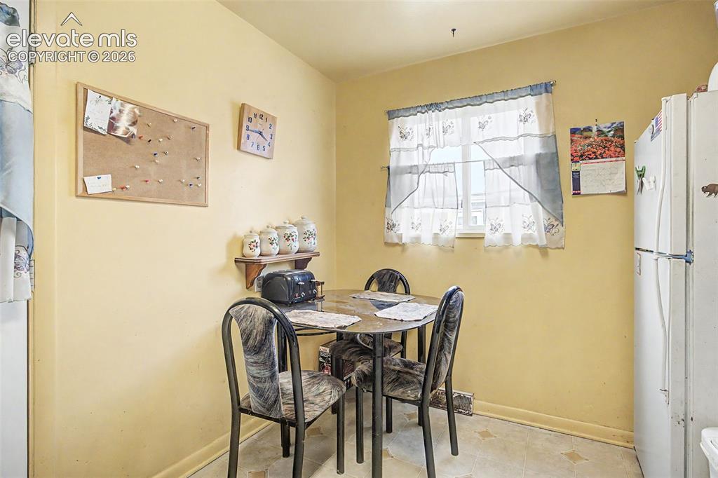 Image 16 of 31: Unit 4433 kitchen Pic 3/dining
