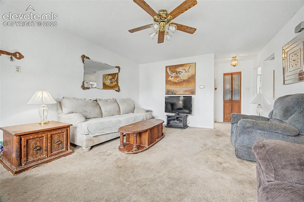 Image 18 of 31: Unit 4433 living room Pic 2