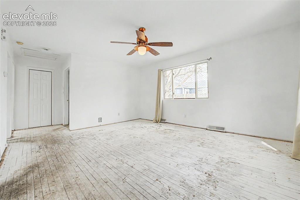Image 22 of 31: Unit 4433 living room pic 1 before painted floor