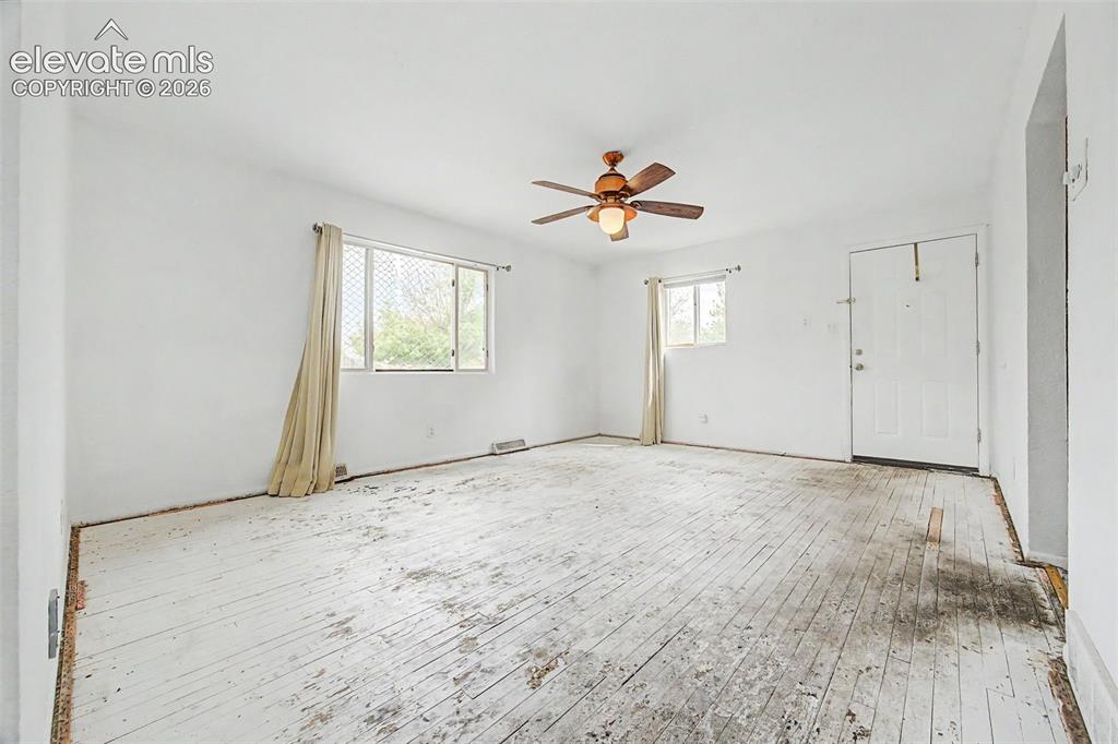 Image 24 of 31: Unit 4433 living room pic 3 before painted floor