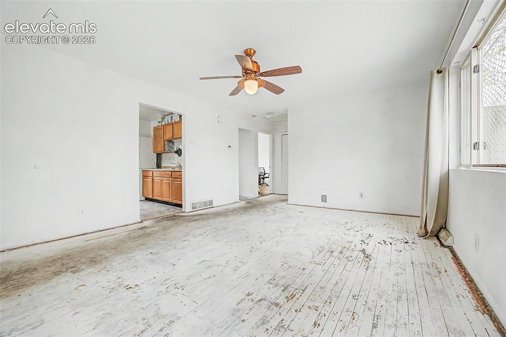 Image 25 of 31: Unit 4433 living room pic 4 before painted floor