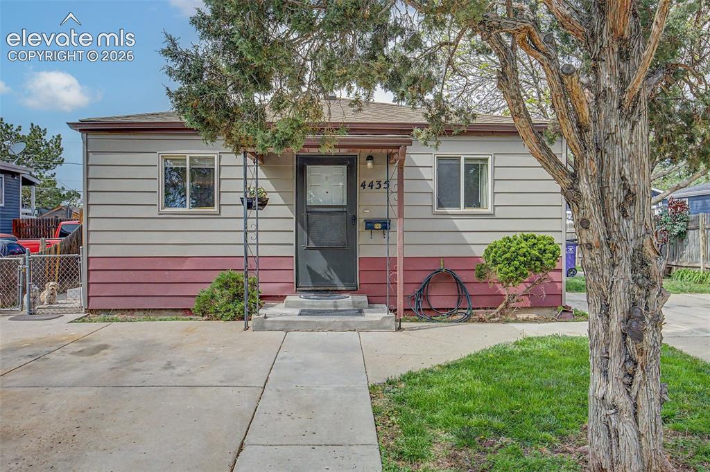 Image 4 of 31: Front of Property pic 4