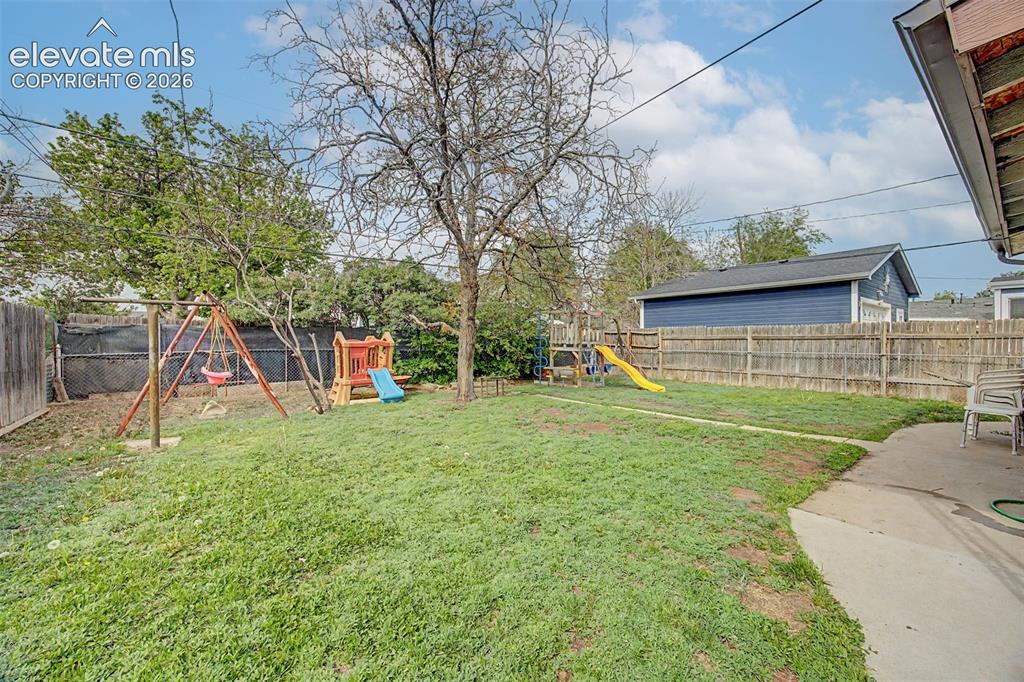 Image 5 of 31: Backyard pic 1