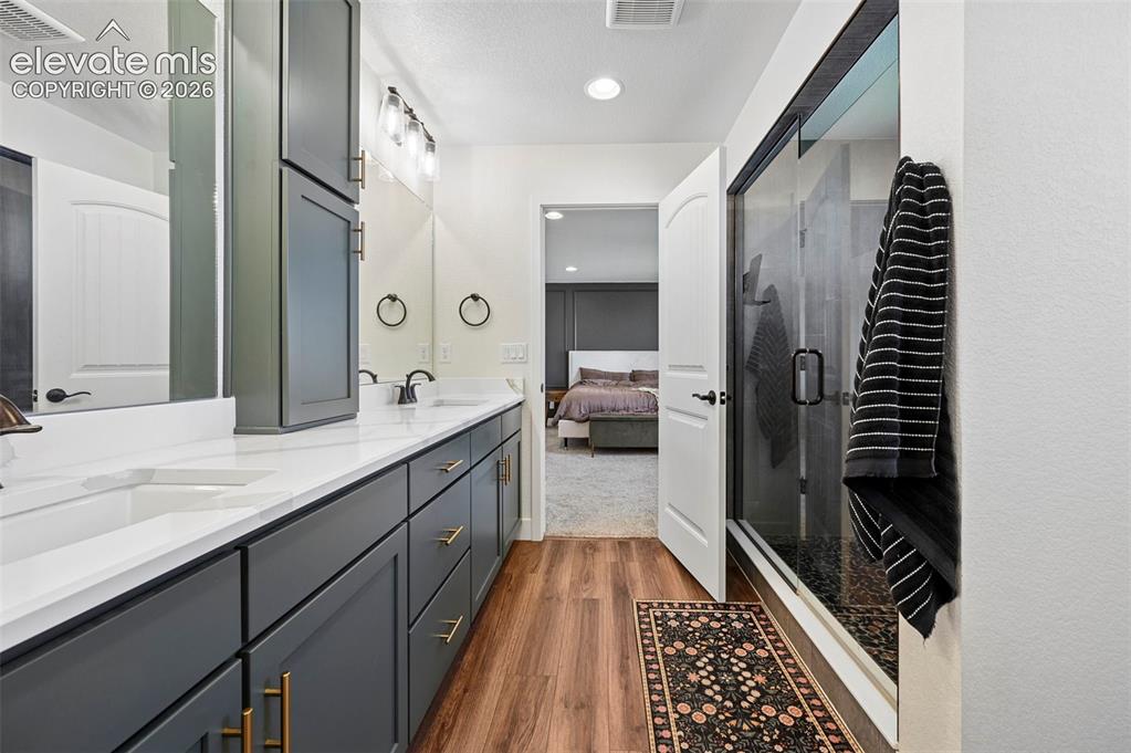 Image 19 of 39: Bathroom
