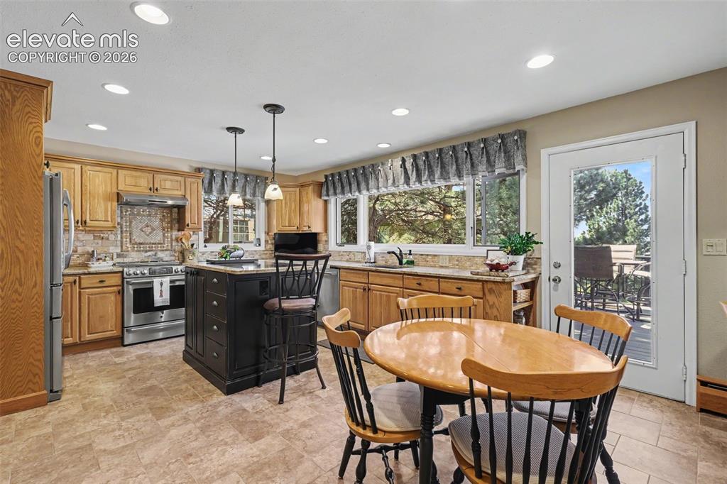 Image 15 of 50: Kitchen