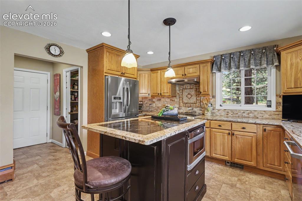 Image 16 of 50: Kitchen