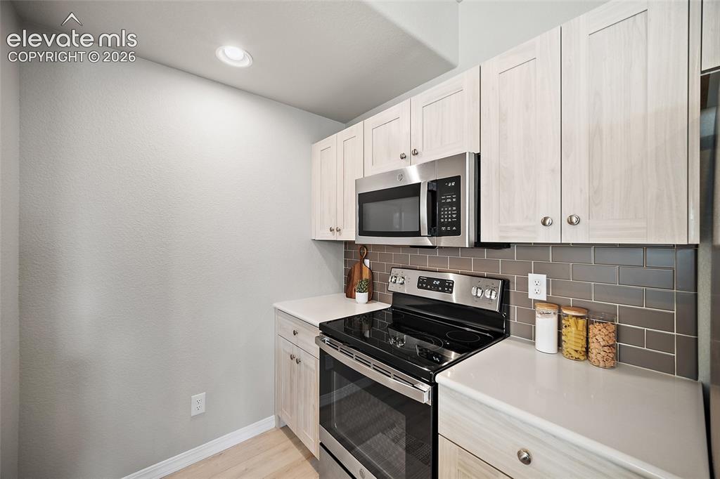 Image 14 of 29: Kitchen
