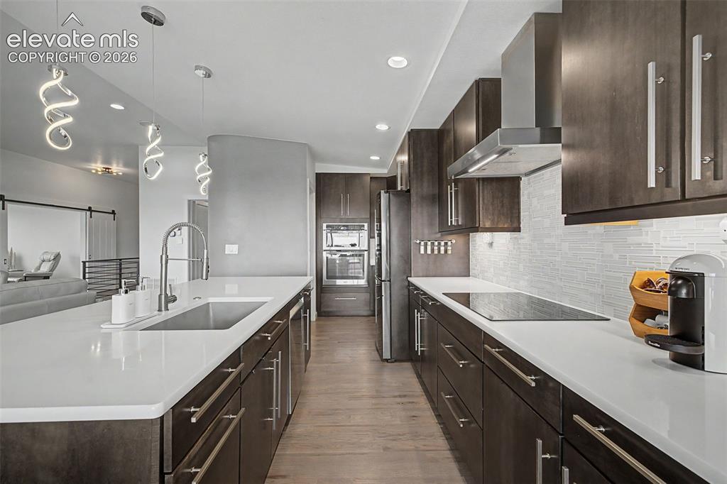 Image 15 of 50: Kitchen
