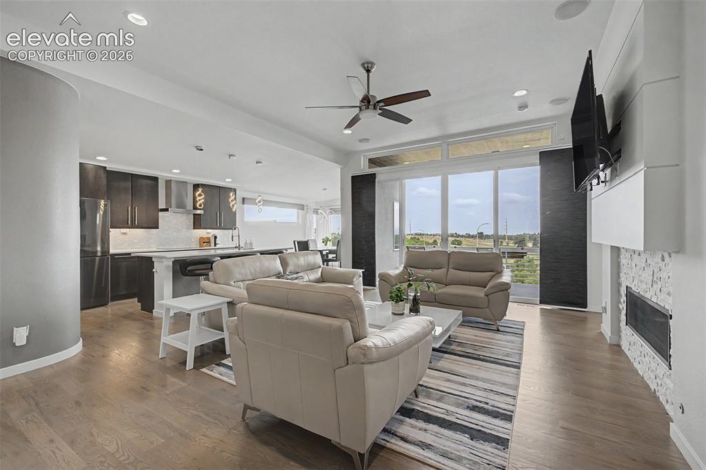 Image 8 of 50: Living Room