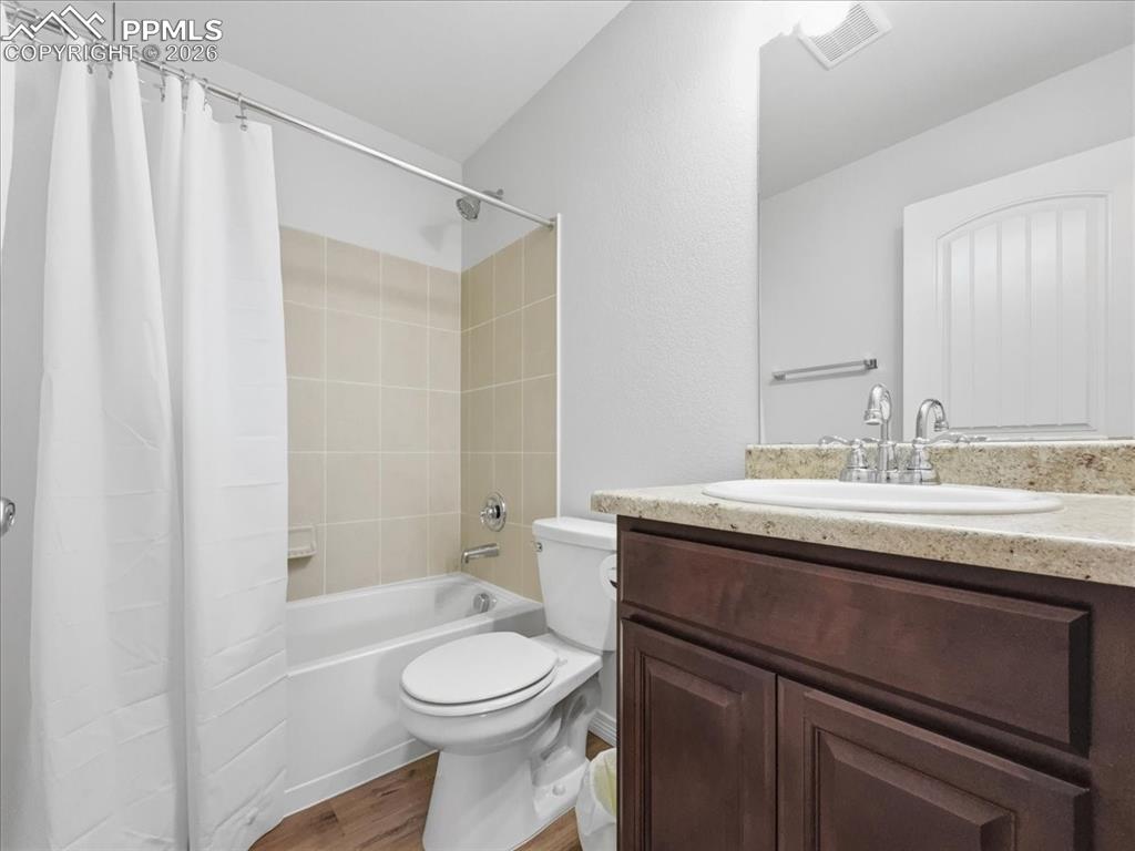 Image 14 of 20: Bathroom