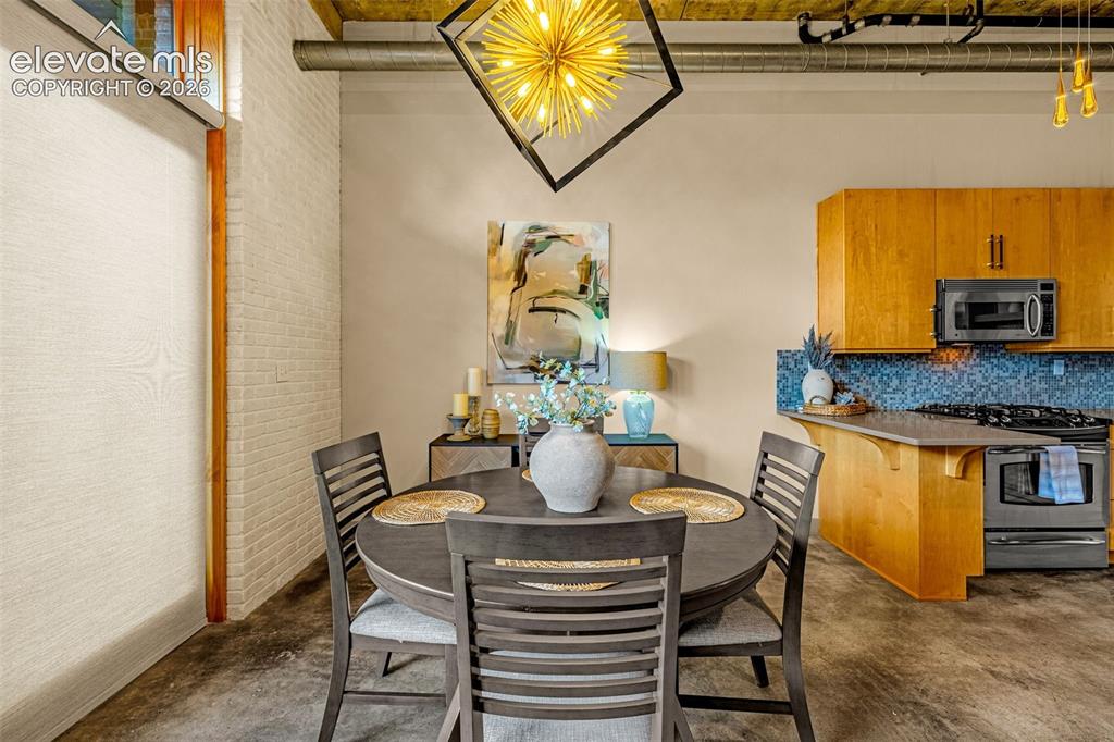 Image 10 of 31: Dining Area