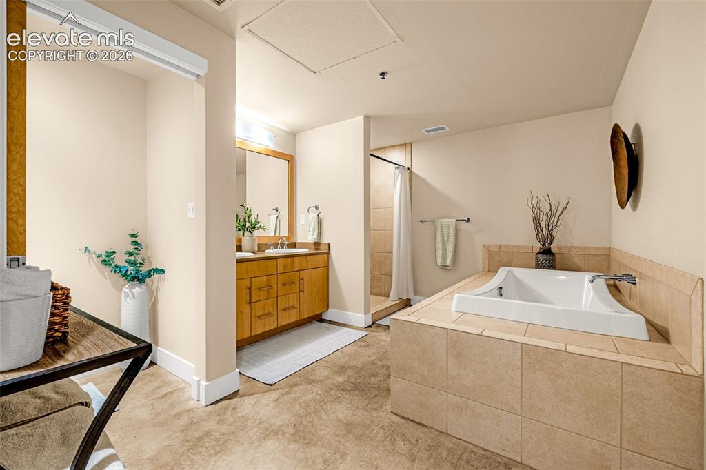 Image 15 of 31: Bathroom