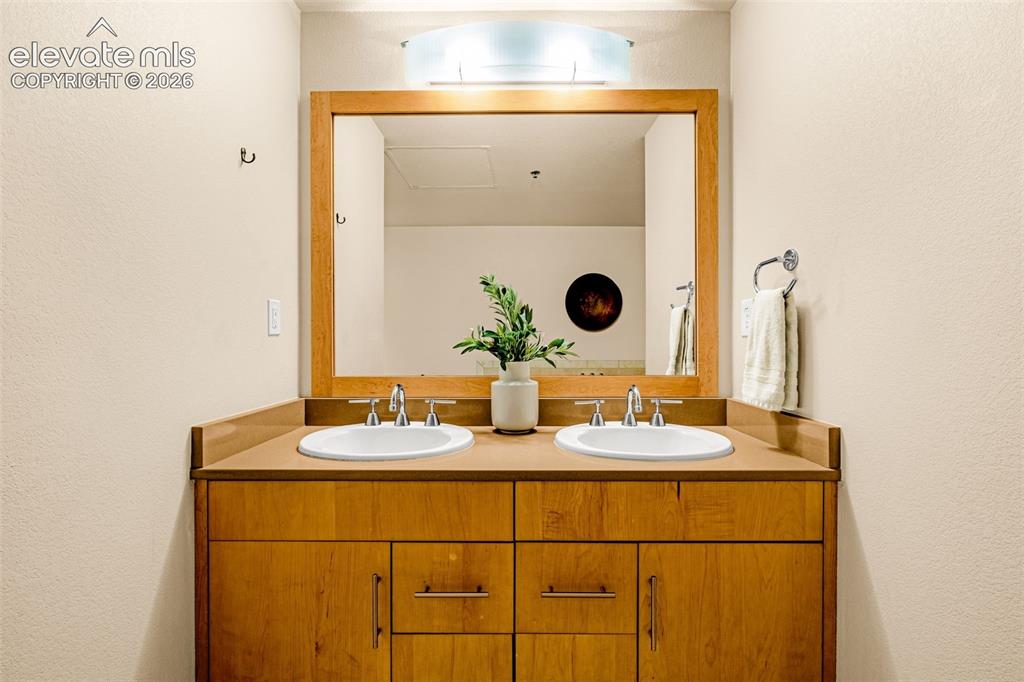 Image 16 of 31: Bathroom