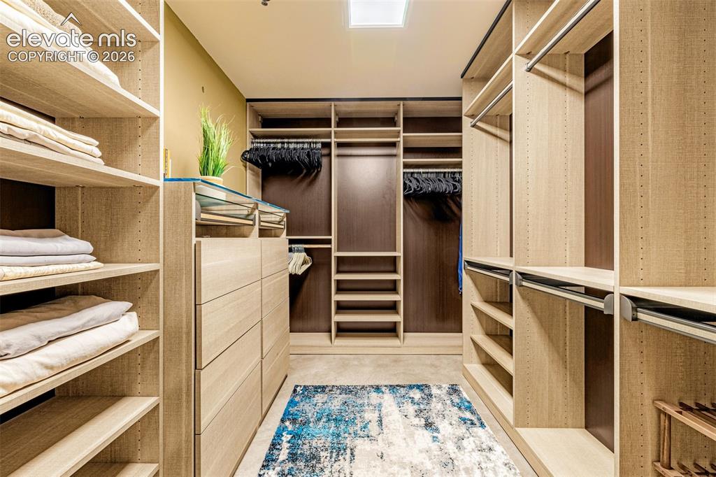 Image 19 of 31: Closet