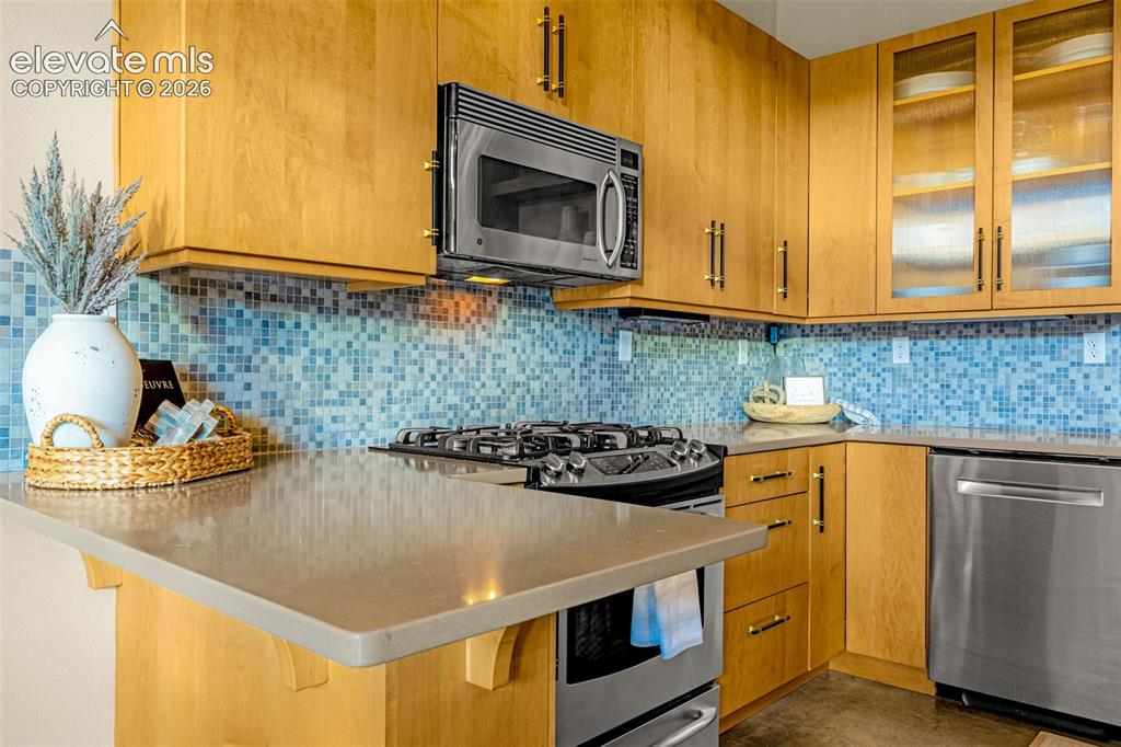 Image 7 of 31: Kitchen