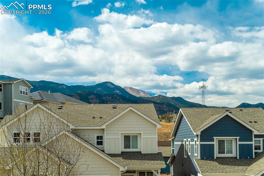 Image 25 of 35: View of mountain background