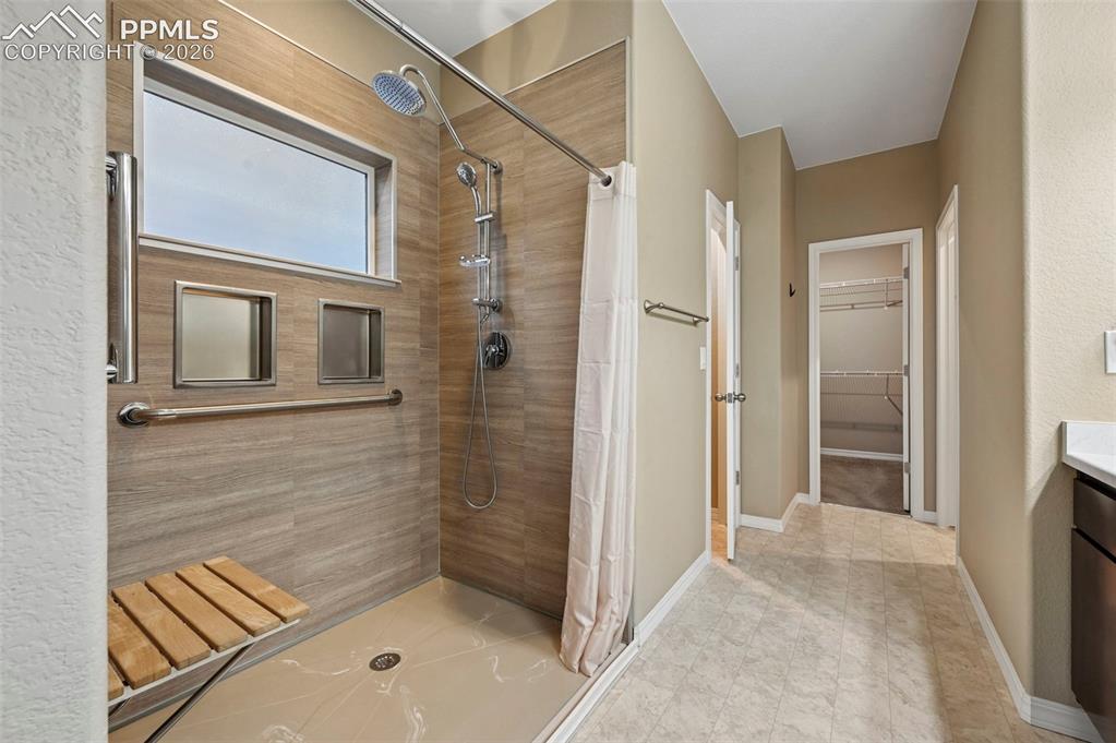 Image 15 of 47: Bathroom