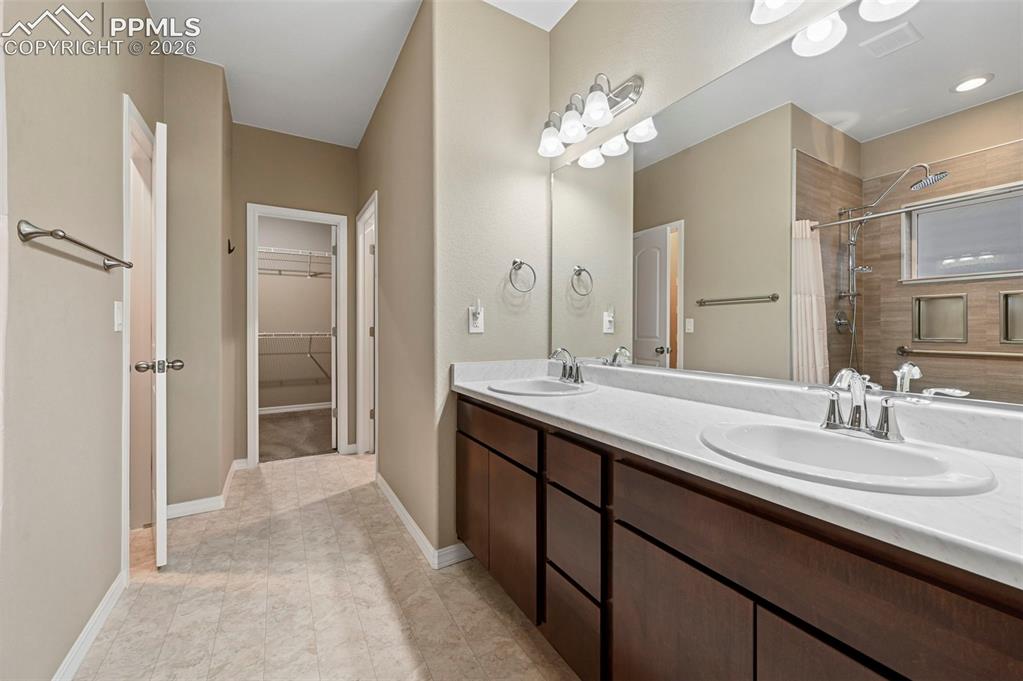 Image 16 of 47: Bathroom