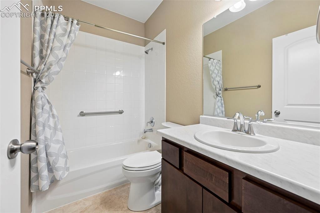 Image 19 of 47: Bathroom