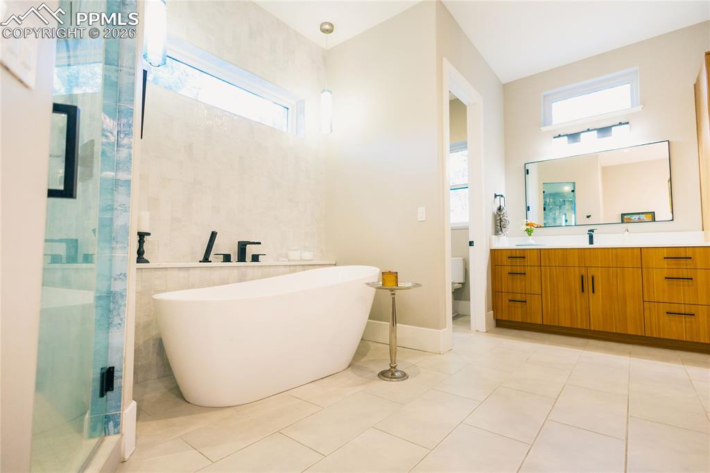 Image 18 of 49: Bathroom