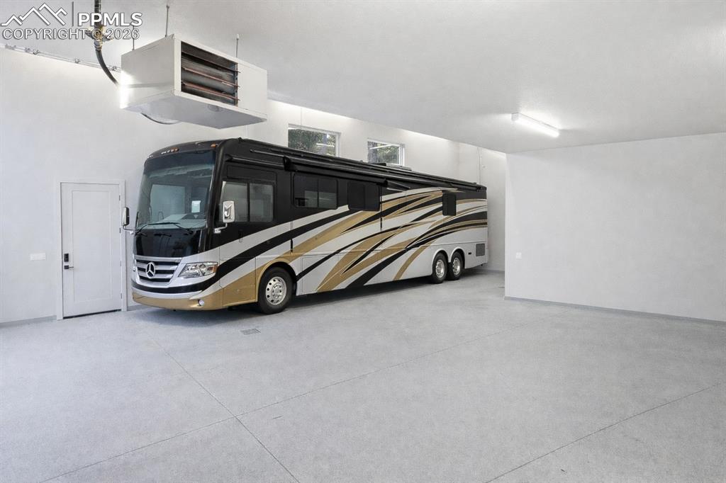 Image 46 of 49: Garage