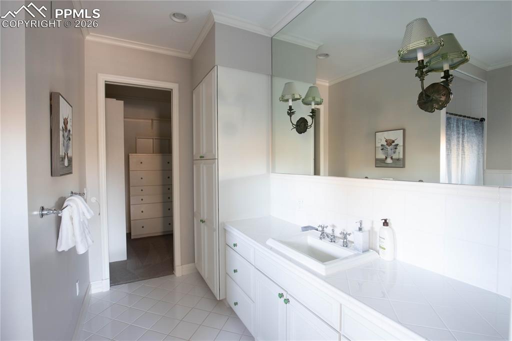 Image 32 of 38: Bathroom