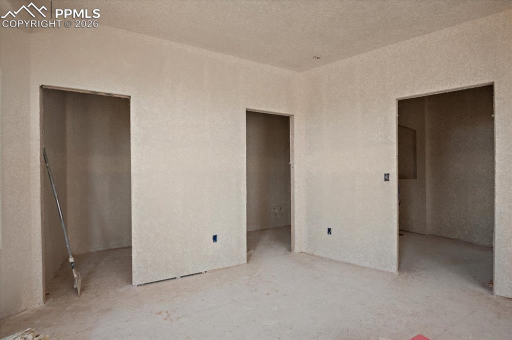 Image 17 of 18: Bedroom