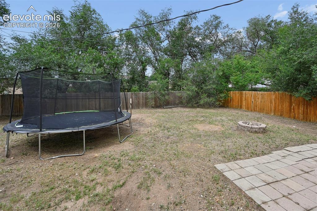 Image 19 of 23: Yard