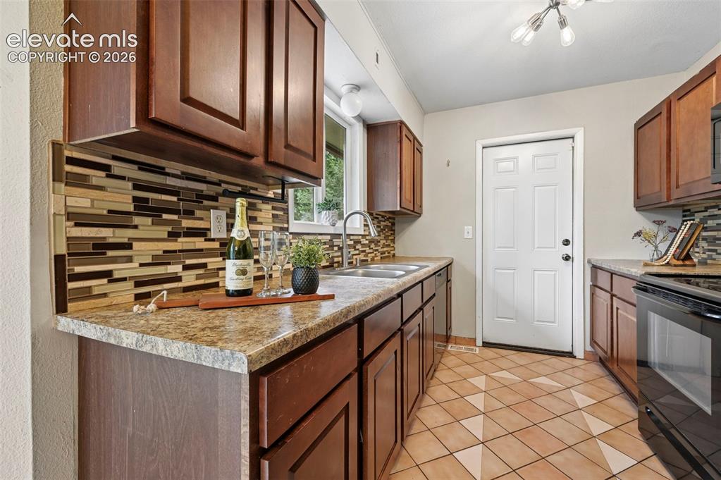 Image 7 of 23: Kitchen