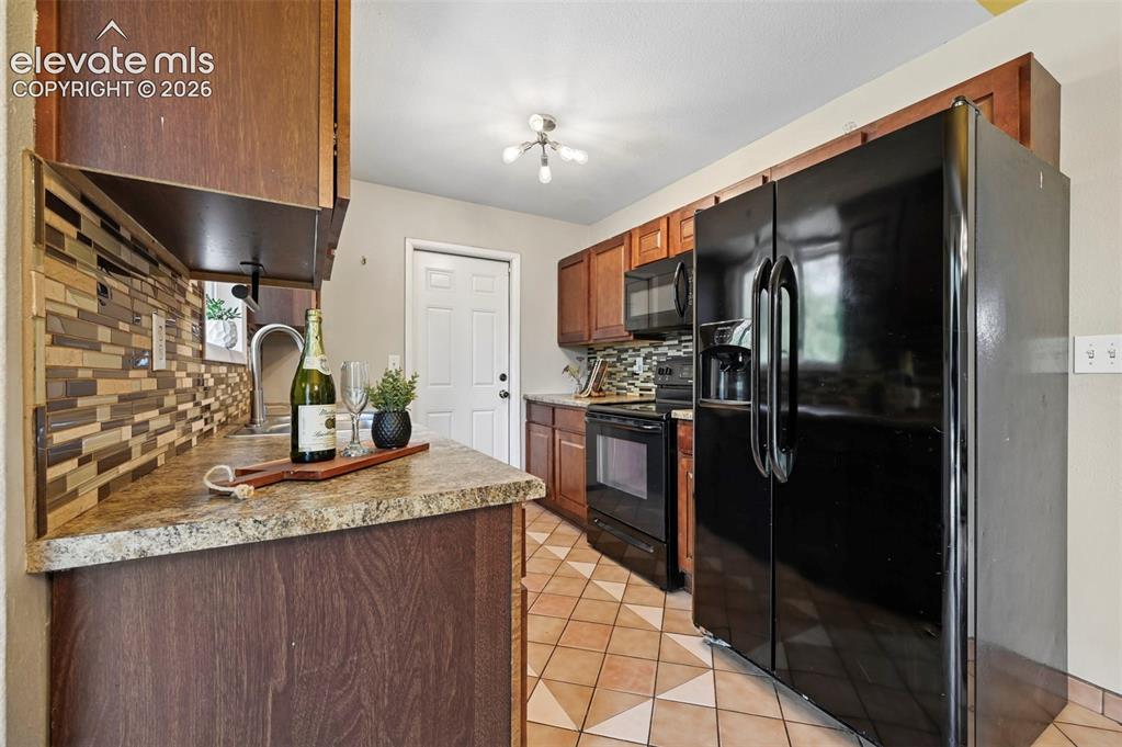 Image 8 of 23: Kitchen