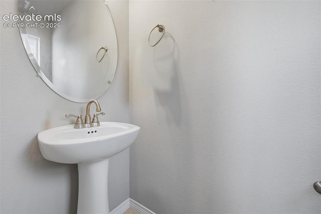 Image 15 of 32: Bathroom