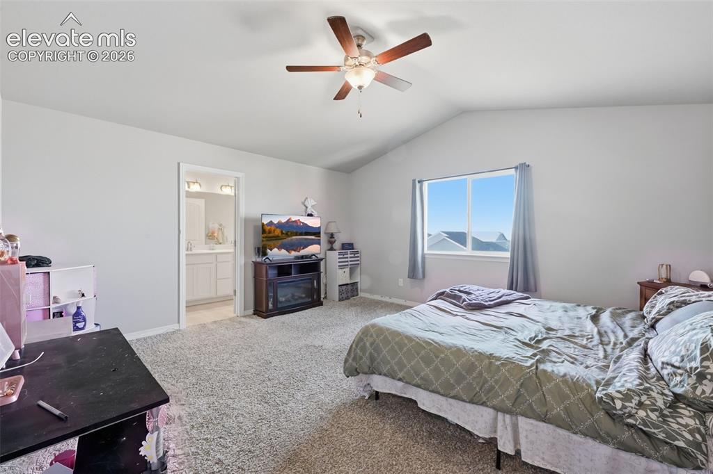 Image 16 of 32: Bedroom