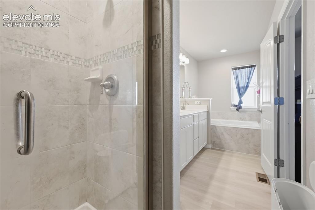 Image 19 of 32: Bathroom