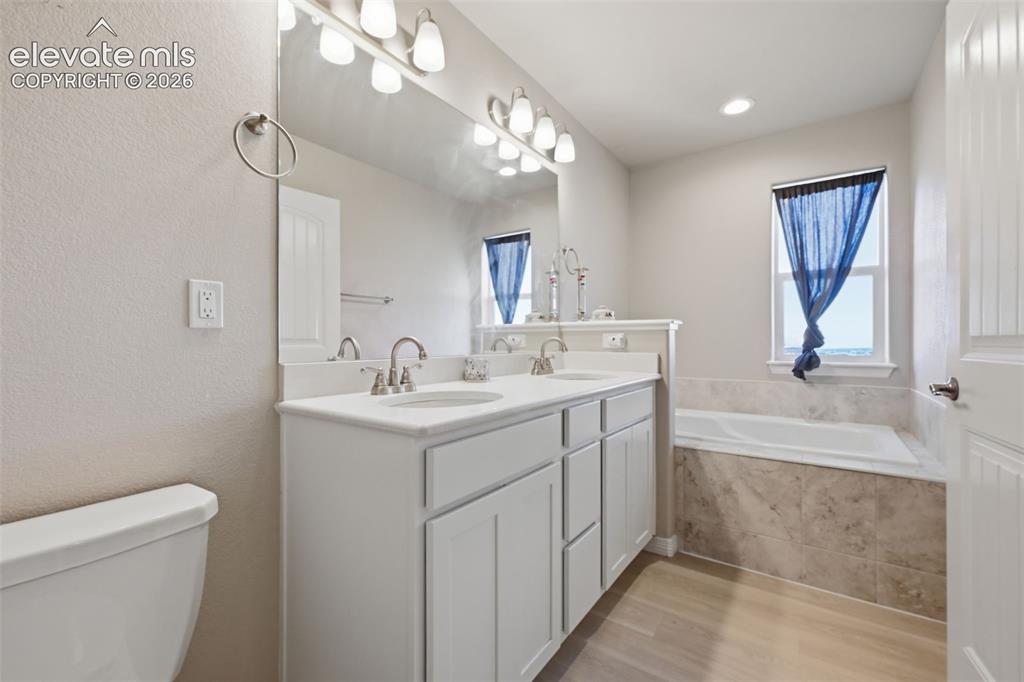 Image 20 of 32: Bathroom