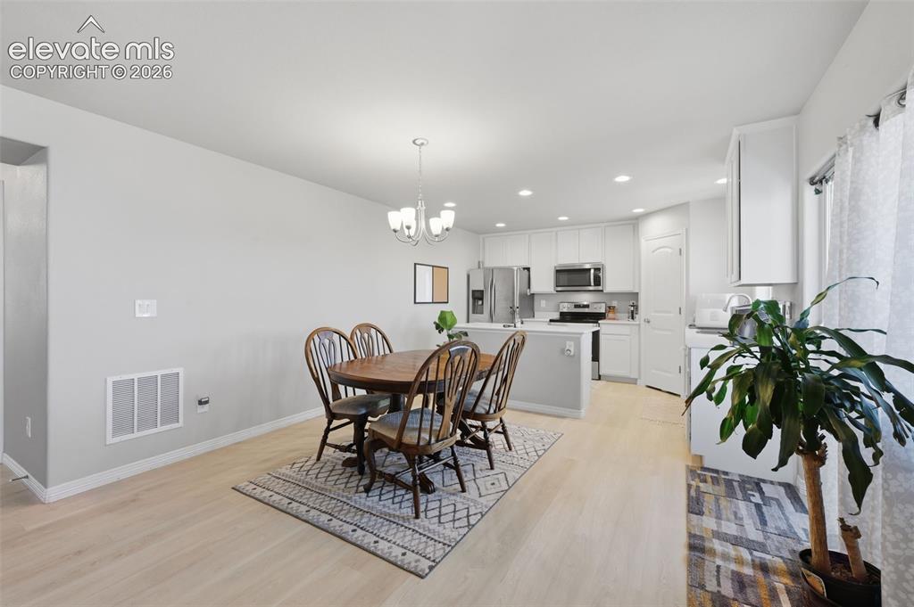 Image 5 of 32: Dining Area