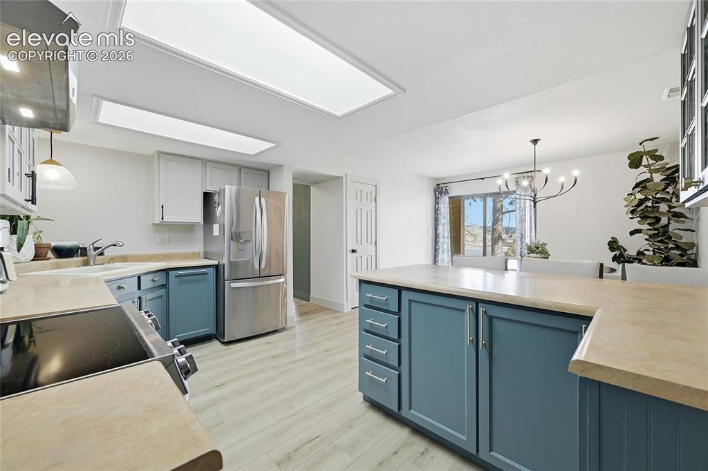 Image 11 of 30: Kitchen