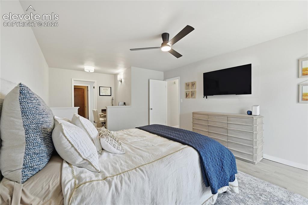 Image 17 of 30: Bedroom