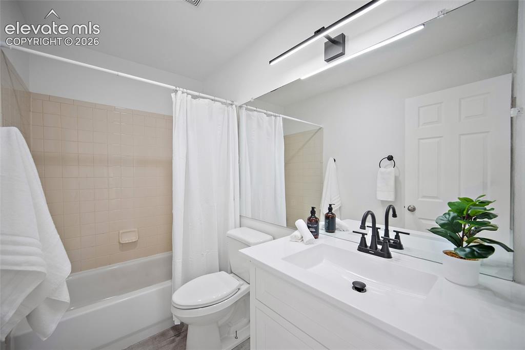 Image 17 of 33: Bathroom