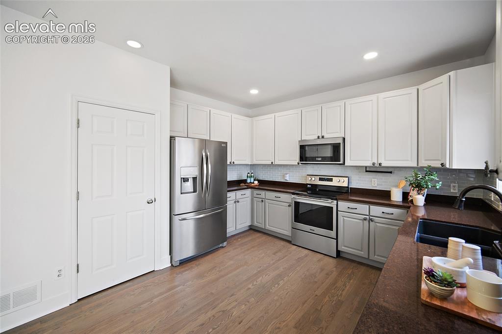 Image 5 of 33: Kitchen