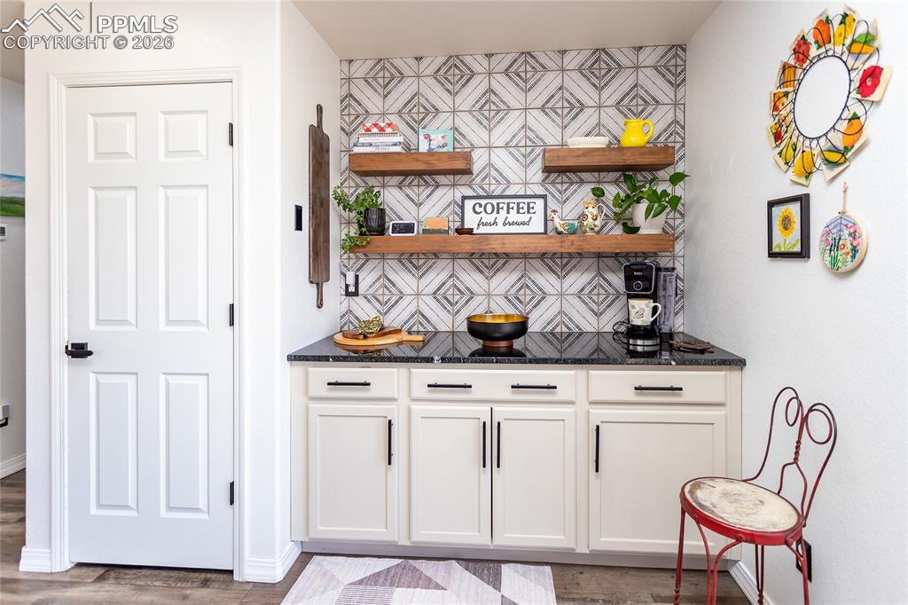 Image 13 of 49: Kitchen