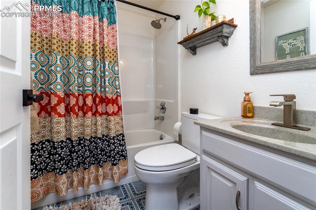 Image 23 of 49: Bathroom