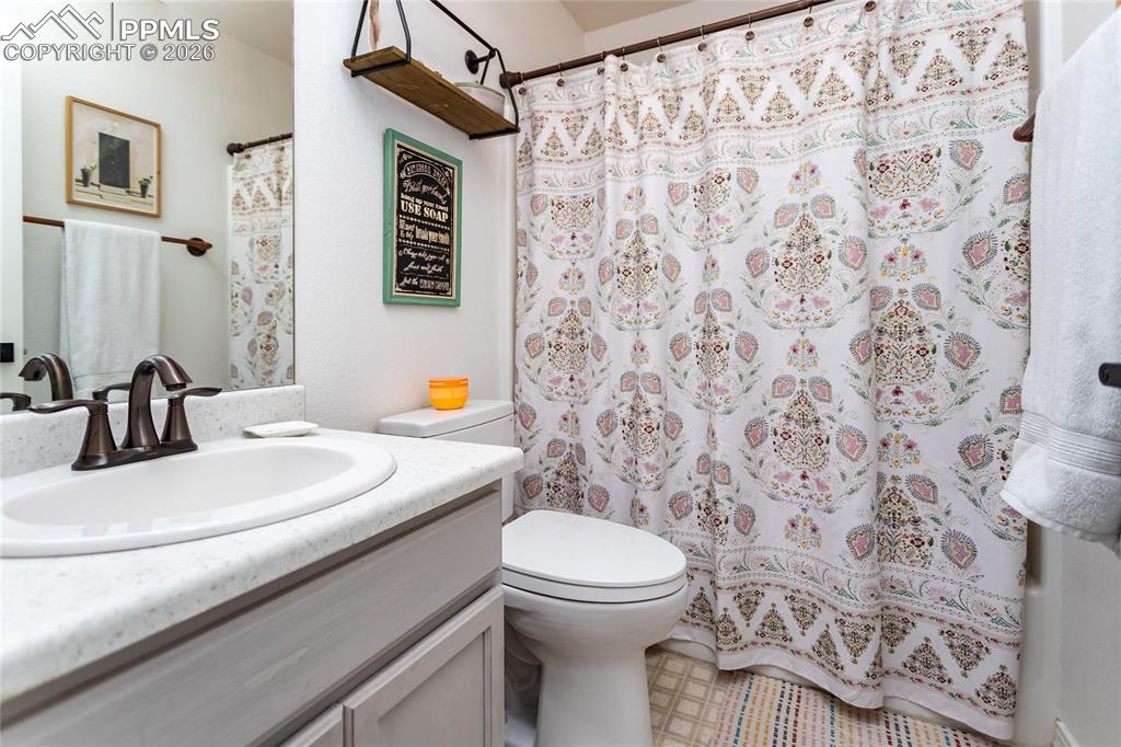 Image 37 of 49: Bathroom