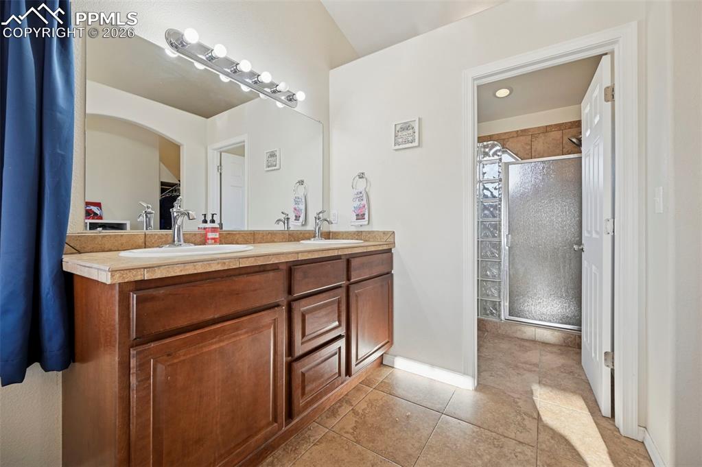 Image 17 of 49: Bathroom